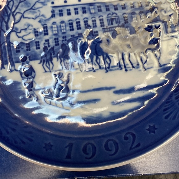 Royal Copenhagen 1992 Queen's Carriage Year Plate - Picture 16 of 16